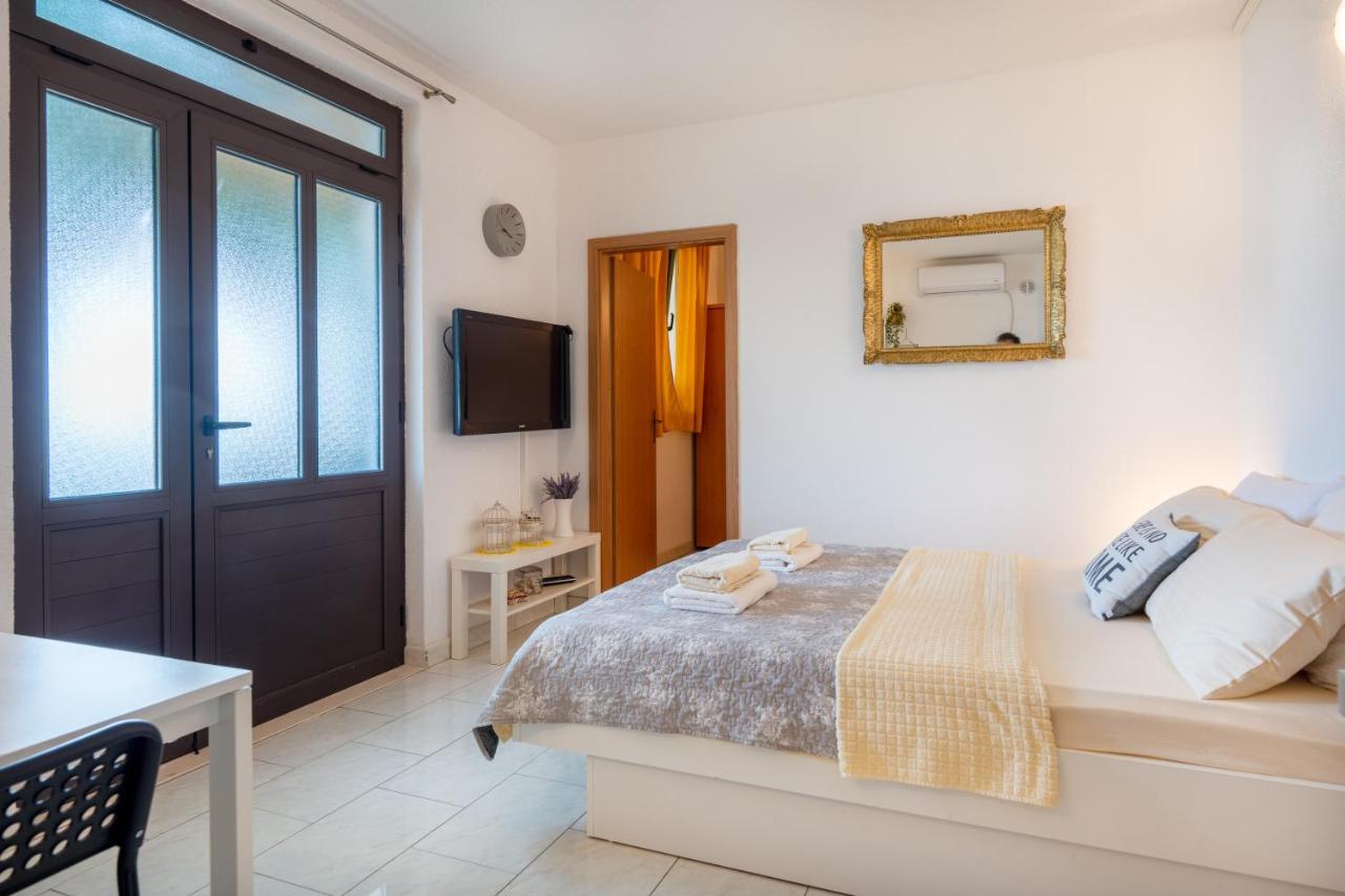 Angela & Marco'S Apartments เนอุม ภายนอก รูปภาพ